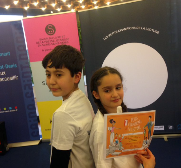 Asma et Aylan, vainqueurs de la finale départementale des Petits Champions de la Lecture